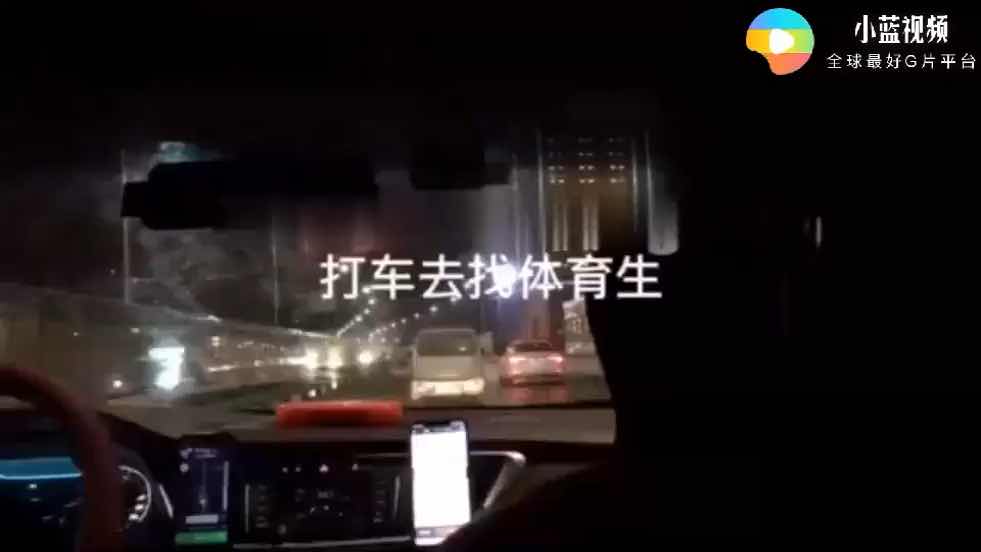 和体育生见面吃饭在饭店就脱衣服过来舔我，太刺激了，1/2